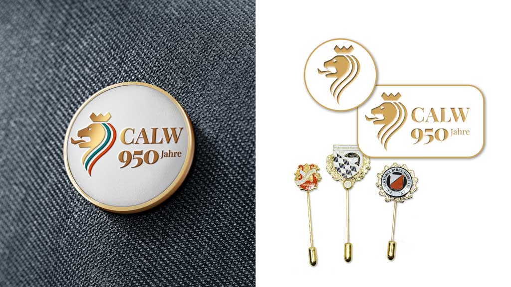 Detailaufnahme einer Anstecknadel mit Jubiläumslogo „Calw 950 Jahre“, gestaltet von BRANDA