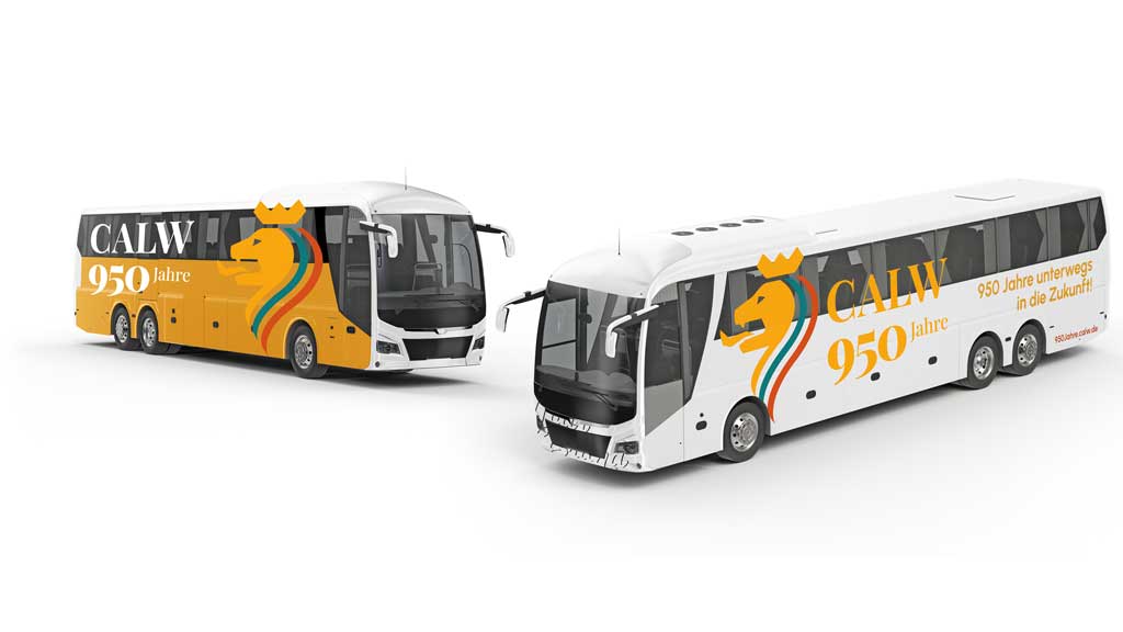 Zwei Busse mit Jubiläumsdesign der Stadt Calw – „950 Jahre“ in auffälliger Farbgestaltung von BRANDA