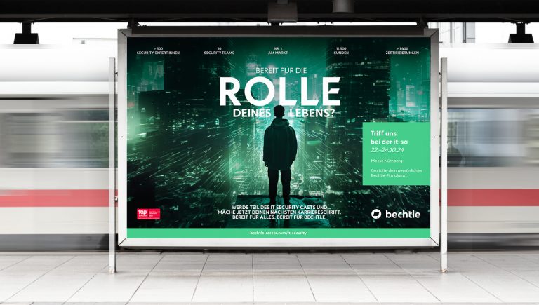 Bechtle Bahnhofsplakat "Bereit für die Rolle deines Lebens?" mit Silhouette vor Cyberpunk-Skyline und Hinweis auf it-sa Messe Nürnberg