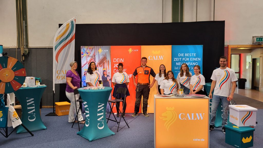 Teamfoto am Calw-Messestand zur Karrieremesse 2025 mit Branding zum Jubiläum „950 Jahre Calw“